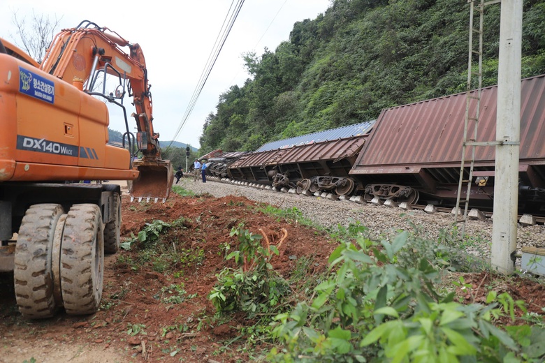 Huy động 200 người xuy&ecirc;n đ&ecirc;m cứu hộ t&agrave;u h&agrave;ng bị lật ở H&agrave; Tĩnh- Ảnh 2.