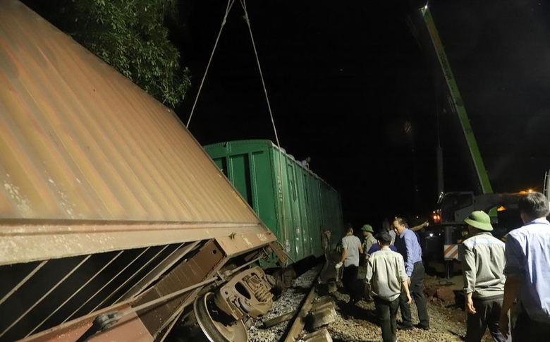 Huy động 200 người xuy&ecirc;n đ&ecirc;m cứu hộ t&agrave;u h&agrave;ng bị lật ở H&agrave; Tĩnh- Ảnh 3.