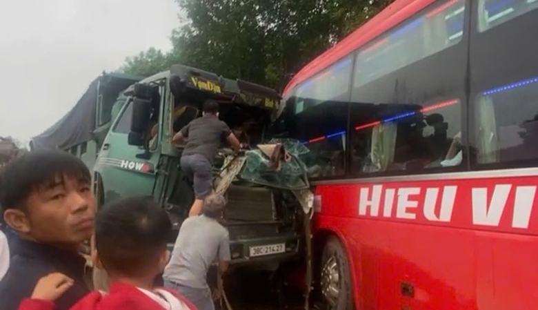 &Ocirc; t&ocirc; kh&aacute;ch chở người nước ngo&agrave;i đối đầu xe tải ở H&agrave; Tĩnh- Ảnh 1.