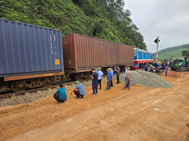 Th&ocirc;ng tuyến đường sắt Bắc - Nam qua H&agrave; Tĩnh sau sự cố lật t&agrave;u h&agrave;ng- Ảnh 2.
