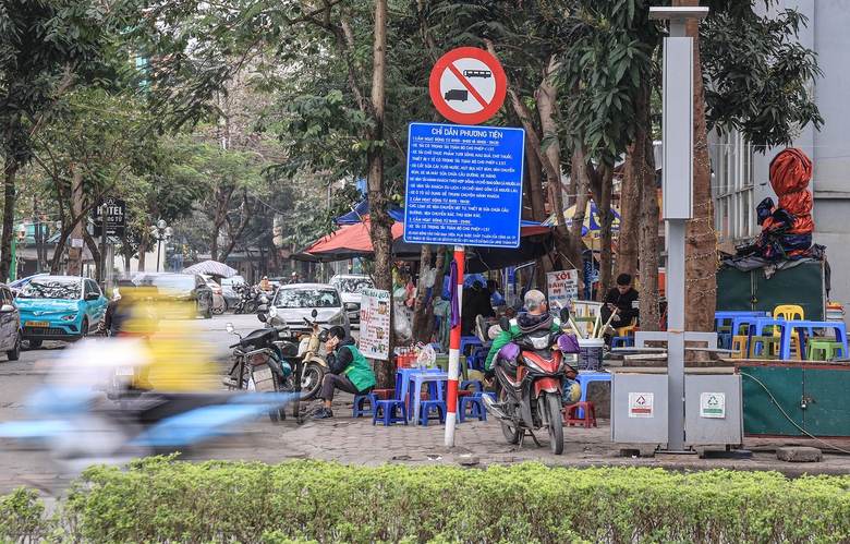Thay thế hàng nghìn biển báo, đèn tín hiệu- Ảnh 1. Thay thế hàng nghìn biển báo, đèn tín hiệu- Ảnh 1.