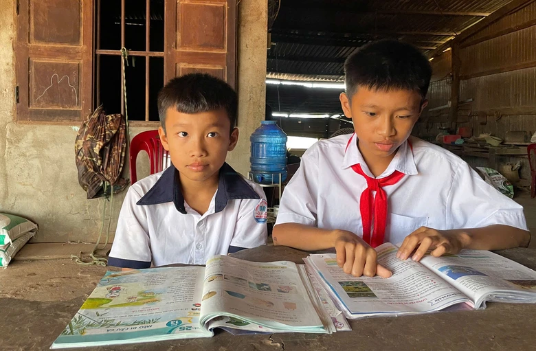 Mồ c&ocirc;i cha v&igrave; tai nạn, hai đứa trẻ mịt mờ tương lai- Ảnh 2.