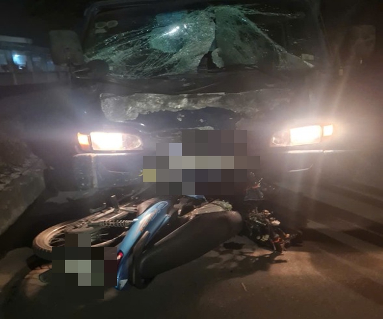 Khoảnh khắc xe máy đối đầu ô tô khiến 2 người tử vong tại chỗ- Ảnh 1. Khoảnh khắc xe máy đối đầu ô tô khiến 2 người tử vong tại chỗ- Ảnh 1.
