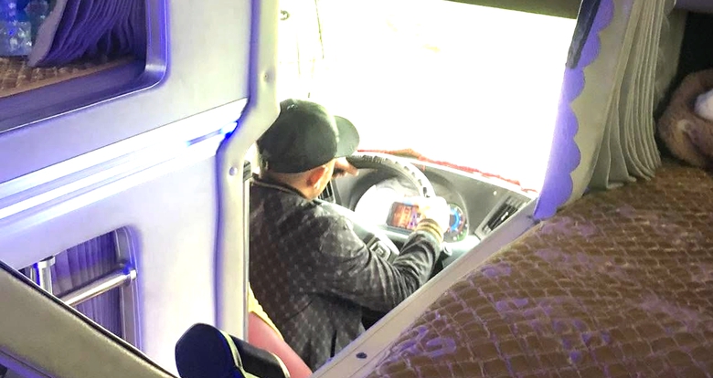 Nhà xe lên tiếng vụ tài xế xe khách vừa lái xe vừa dùng điện thoại- Ảnh 1. Nhà xe lên tiếng vụ tài xế xe khách vừa lái xe vừa dùng điện thoại- Ảnh 1.