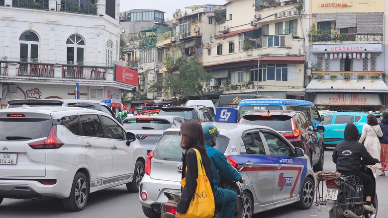 Phớt lờ xử phạt, người d&acirc;n vẫn tụ tập check-in trước to&agrave; nh&agrave; "H&agrave;m c&aacute; mập"- Ảnh 10.