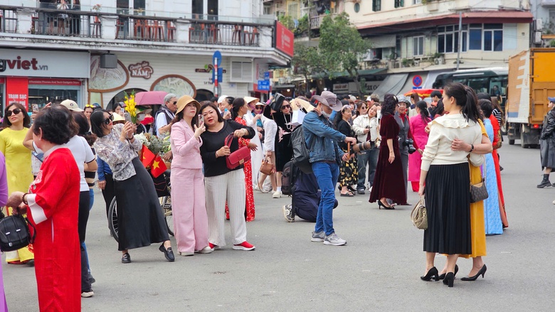 Phớt lờ xử phạt, người d&acirc;n vẫn tụ tập check-in trước to&agrave; nh&agrave; "H&agrave;m c&aacute; mập"- Ảnh 8.