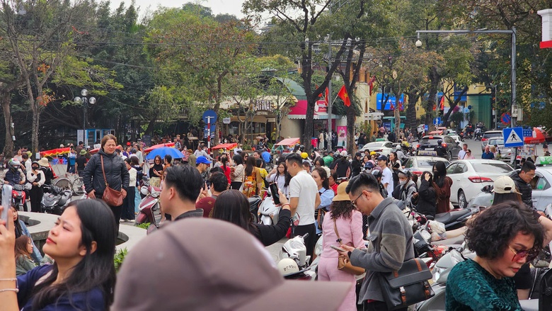 Phớt lờ xử phạt, người d&acirc;n vẫn tụ tập check-in trước to&agrave; nh&agrave; "H&agrave;m c&aacute; mập"- Ảnh 5.