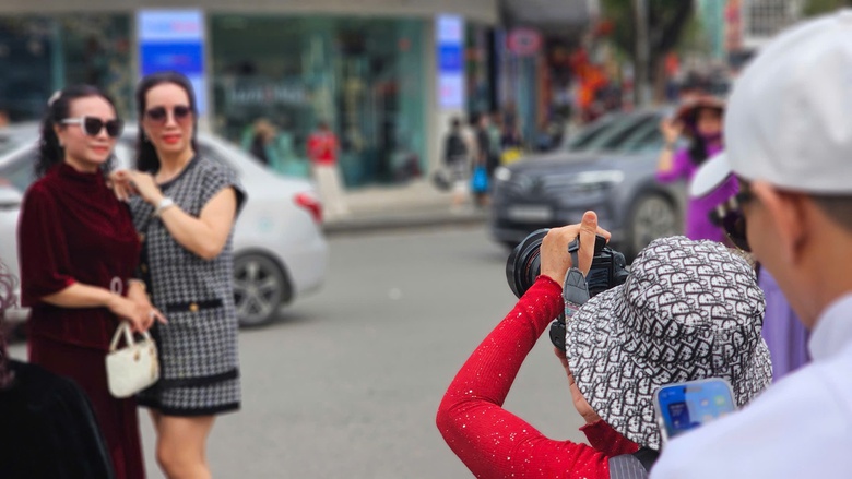 Phớt lờ xử phạt, người d&acirc;n vẫn tụ tập check-in trước to&agrave; nh&agrave; "H&agrave;m c&aacute; mập"- Ảnh 9.