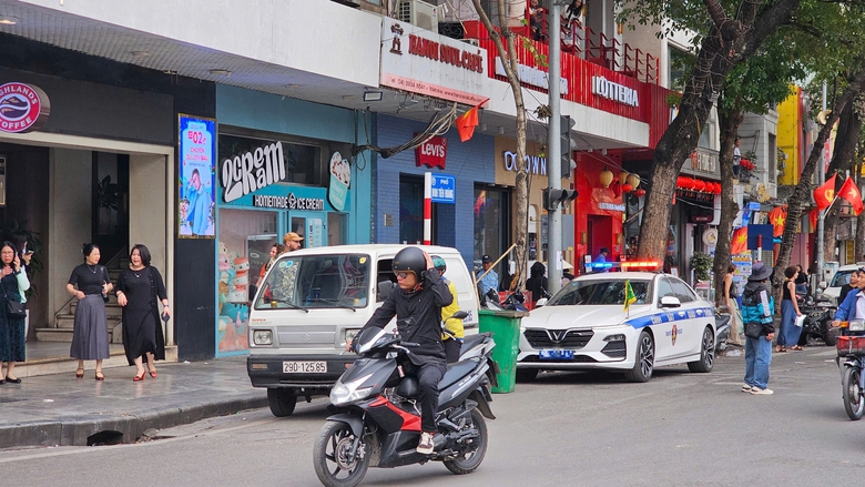 Phớt lờ xử phạt, người d&acirc;n vẫn tụ tập check-in trước to&agrave; nh&agrave; "H&agrave;m c&aacute; mập"- Ảnh 11.