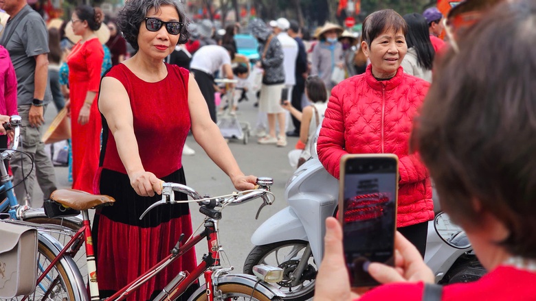 Phớt lờ xử phạt, người d&acirc;n vẫn tụ tập check-in trước to&agrave; nh&agrave; "H&agrave;m c&aacute; mập"- Ảnh 6.