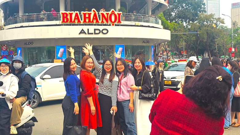 Phớt lờ xử phạt, người d&acirc;n vẫn tụ tập check-in trước to&agrave; nh&agrave; "H&agrave;m c&aacute; mập"- Ảnh 7.