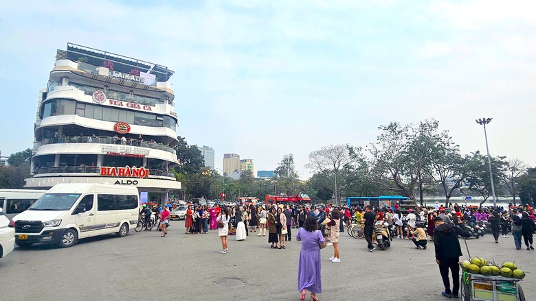 Phớt lờ xử phạt, người d&acirc;n vẫn tụ tập check-in trước to&agrave; nh&agrave; "H&agrave;m c&aacute; mập"- Ảnh 1.