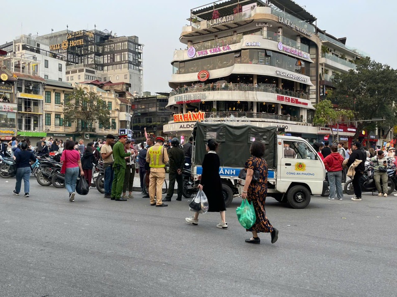 Phớt lờ xử phạt, người d&acirc;n vẫn tụ tập check-in trước to&agrave; nh&agrave; "H&agrave;m c&aacute; mập"- Ảnh 12.