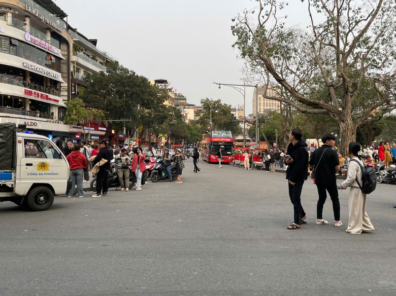 Phớt lờ xử phạt, người d&acirc;n vẫn tụ tập check-in trước to&agrave; nh&agrave; "H&agrave;m c&aacute; mập"- Ảnh 14.