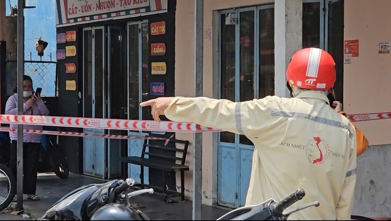 Vụ hai người chết trong nh&agrave; kh&oacute;a tr&aacute;i cửa: Nghi tự tử bằng thuốc diệt chuột- Ảnh 1.