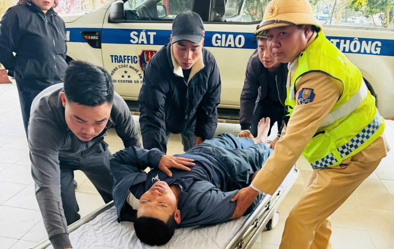 CSGT d&ugrave;ng xe đặc chủng đưa người đ&agrave;n &ocirc;ng bị đột quỵ đến bệnh viện kịp thời- Ảnh 1.