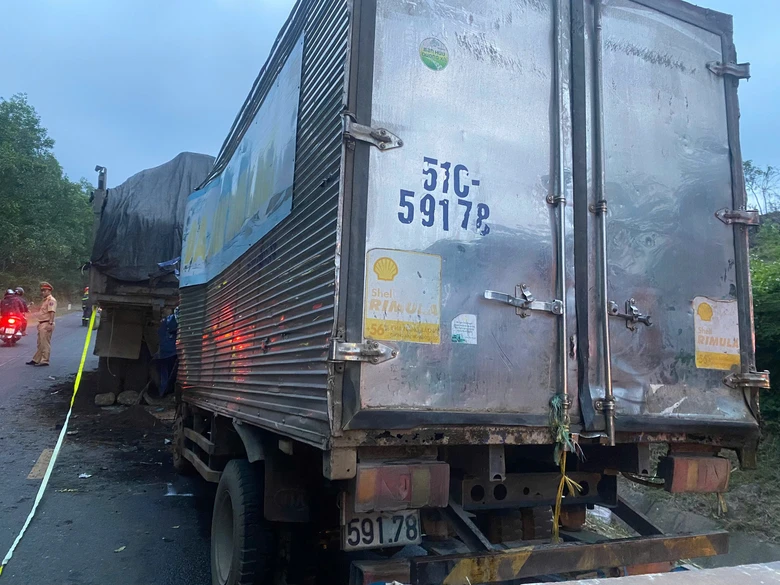 Tai nạn ở Ph&uacute; Y&ecirc;n: Đầu xe tải bẹp d&uacute;m, t&agrave;i xế v&agrave; phụ xe tử vong sau c&uacute; va chạm mạnh- Ảnh 1.