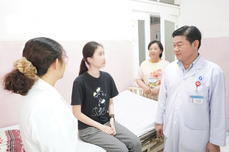 Tưởng con bị ma nhập v&igrave; kh&oacute;c cười một m&igrave;nh, đi kh&aacute;m ph&aacute;t hiện vi&ecirc;m n&atilde;o tự miễn- Ảnh 2.