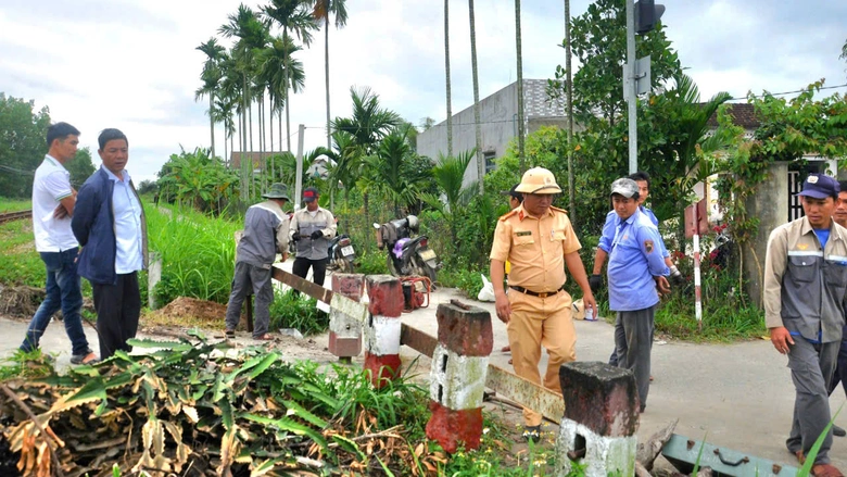 Quảng Ng&atilde;i quyết liệt x&oacute;a "điểm n&oacute;ng" lối đi tự mở qua đường sắt- Ảnh 4.