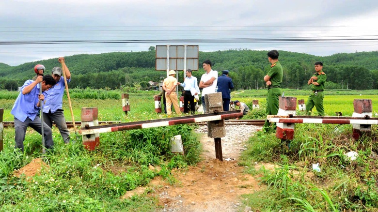 Quảng Ng&atilde;i quyết liệt x&oacute;a "điểm n&oacute;ng" lối đi tự mở qua đường sắt- Ảnh 1.