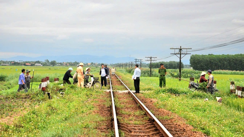 Quảng Ng&atilde;i quyết liệt x&oacute;a "điểm n&oacute;ng" lối đi tự mở qua đường sắt- Ảnh 2.