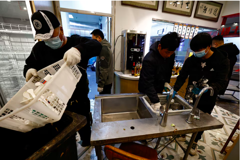 C&aacute;c nh&agrave; h&agrave;ng Trung Quốc lao v&agrave;o cuộc đua giảm gi&aacute;- Ảnh 1.