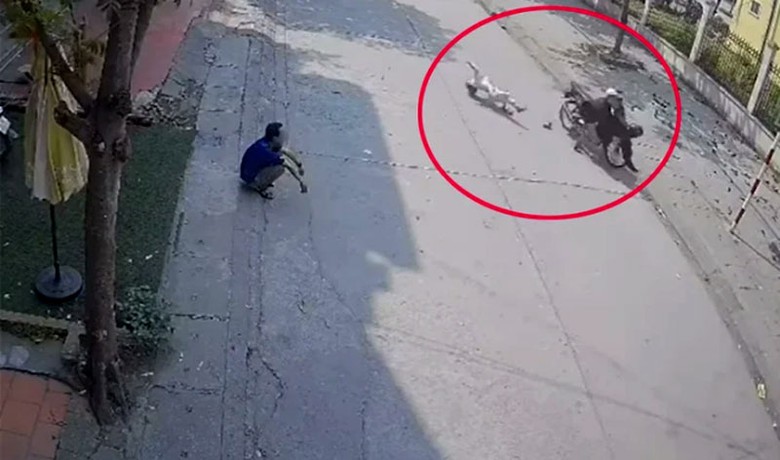 Hiện trường ch&aacute;u b&eacute; bị xe m&aacute;y t&ocirc;ng tr&uacute;ng. (Ảnh cắt từ clip)