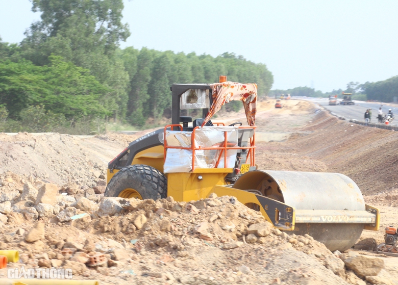 8 vị trí cung ứng hơn 5 triệu m3 đất đắp cao tốc và vành đai qua Đồng Nai- Ảnh 1. 8 vị trí cung ứng hơn 5 triệu m3 đất đắp cao tốc và vành đai qua Đồng Nai- Ảnh 1.