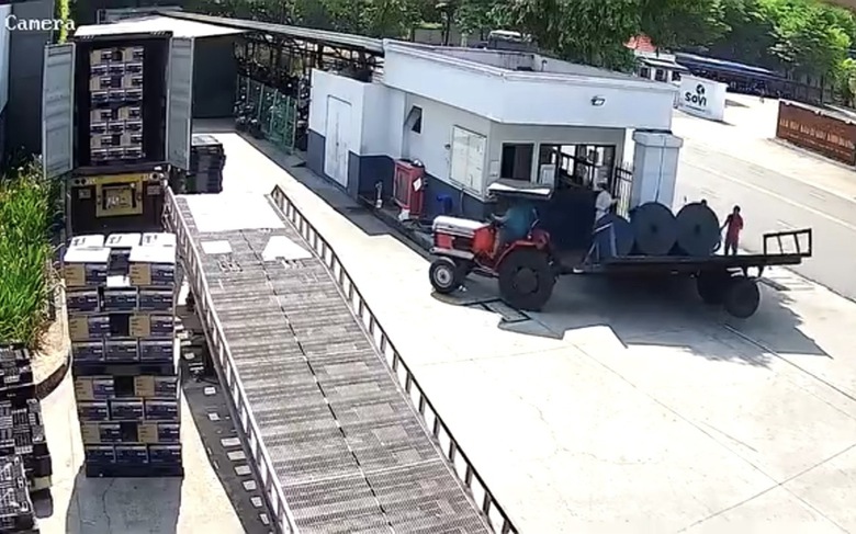 Xe đầu k&eacute;o l&agrave;m rơi 3 cuộn vải, nam bảo vệ tử vong