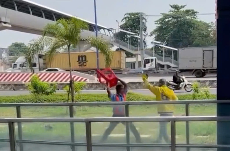 L&agrave;m r&otilde; vụ 2 người cầm ghế đ&aacute;nh nhau gần nh&agrave; ga Thủ Đức- Ảnh 1.