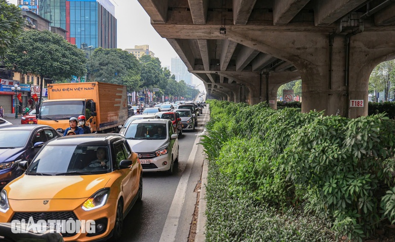 Hà Nội tổ chức lại giao thông một loạt tuyến phố- Ảnh 1. Hà Nội tổ chức lại giao thông một loạt tuyến phố- Ảnh 1.