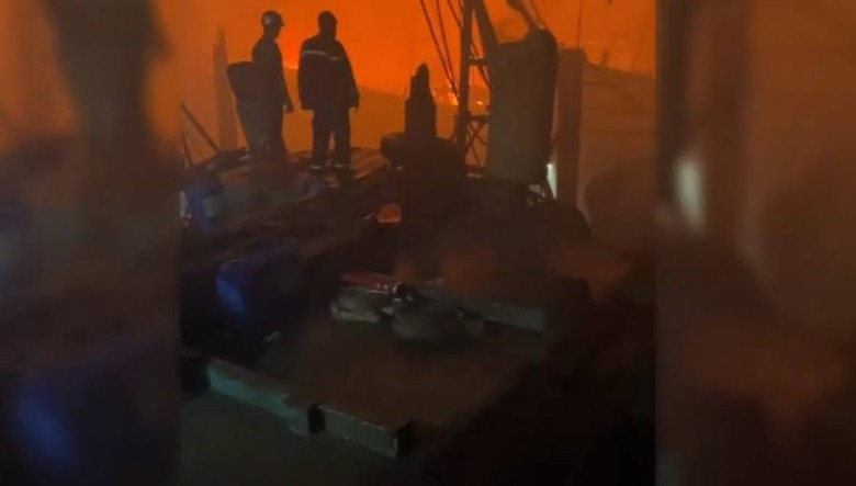 Ch&aacute;y dữ dội khiến 8 ghe c&aacute; ở Tiền Giang bị thi&ecirc;u rụi- Ảnh 1.