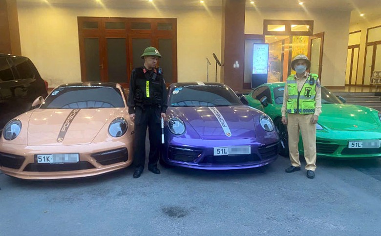 Cục CSGT đang xác minh phương tiện, giấy đăng ký, đăng kiểm và giấy phép lái xe của các trường hợp vi phạm. Cục CSGT đang xác minh phương tiện, giấy đăng ký, đăng kiểm và giấy phép lái xe của các trường hợp vi phạm.