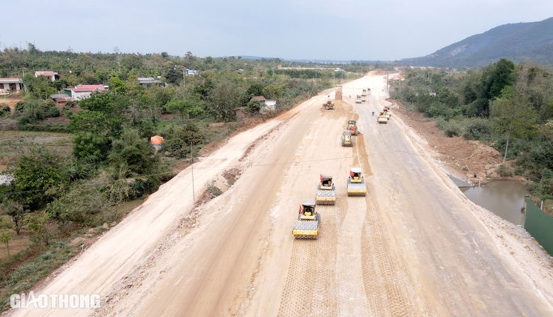 Cao tốc Kh&aacute;nh H&ograve;a - Bu&ocirc;n Ma Thuột: Tăng tốc thi c&ocirc;ng, nỗ lực c&aacute;n đ&iacute;ch đ&uacute;ng hẹn 30/8- Ảnh 1.