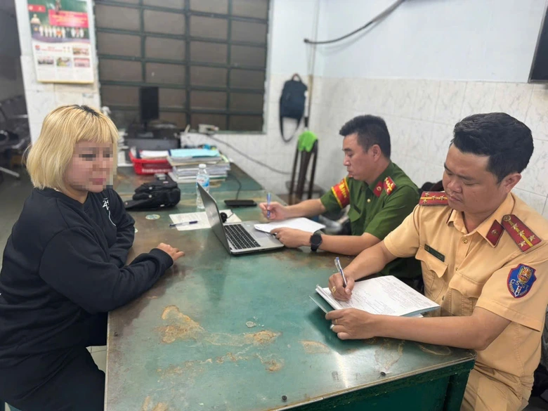 Cưỡi vali chạy tr&ecirc;n đường, người phụ nữ bị phạt 225.000 đồng- Ảnh 1.