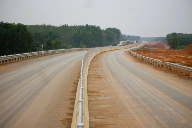 Gỡ vướng mặt bằng 3 n&uacute;t giao, cầu vượt cao tốc Vạn Ninh - Cam Lộ trong th&aacute;ng 3- Ảnh 14.