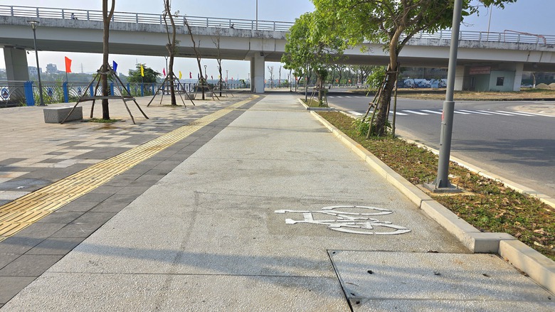 Vỉa h&egrave; đường ven s&ocirc;ng ở Đ&agrave; Nẵng c&oacute; lối đi ri&ecirc;ng cho xe đạp- Ảnh 3.