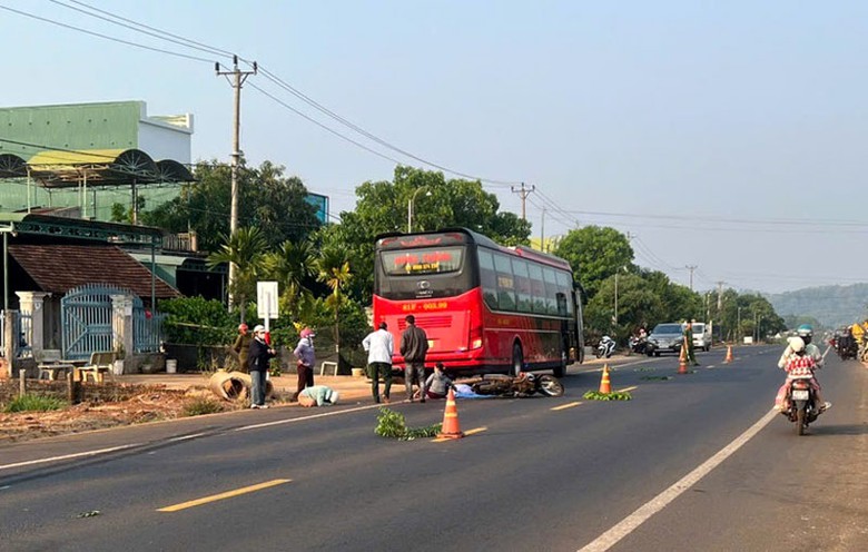Hiện trường vụ tai nạn khiến b&agrave; T tử vong tại chỗ - Ảnh: Th&aacute;i Anh.