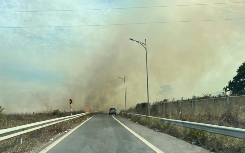 Nguy hiểm từ việc đốt cỏ ven cao tốc