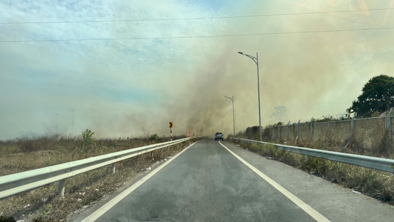 Nguy hiểm từ việc đốt cỏ ven cao tốc- Ảnh 1.