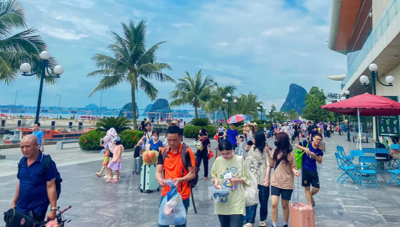 Quảng Ninh: Chủ tàu cam kết không tăng giá vé từ cảng Ao Tiên đi Vân Đồn, Cô Tô- Ảnh 4. Quảng Ninh: Chủ tàu cam kết không tăng giá vé từ cảng Ao Tiên đi Vân Đồn, Cô Tô- Ảnh 4.