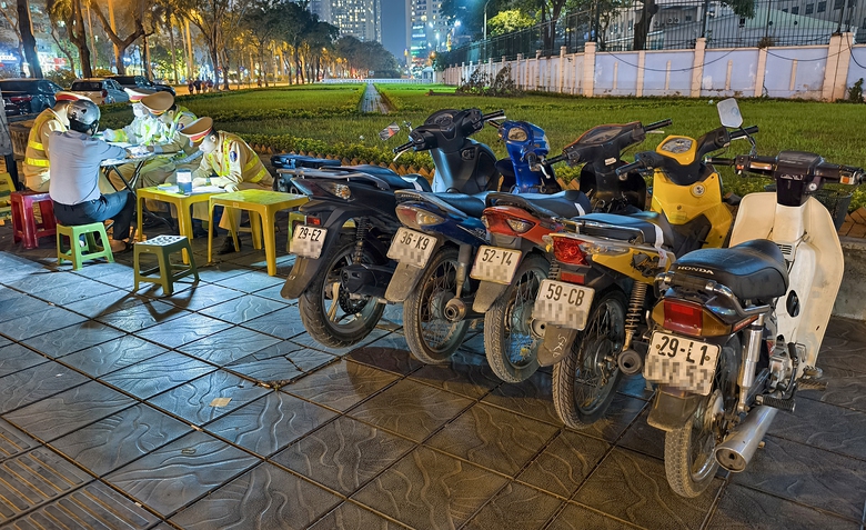 Nhiều người đi xe m&aacute;y vẫn t&ugrave;y tiện uống rượu bia- Ảnh 1.