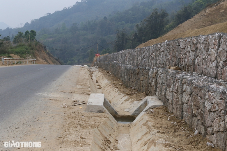 To&agrave;n cảnh tuyến đường 2.300 tỷ đồng đẹp nhất Bắc Kạn sau 4 năm thi c&ocirc;ng- Ảnh 17.