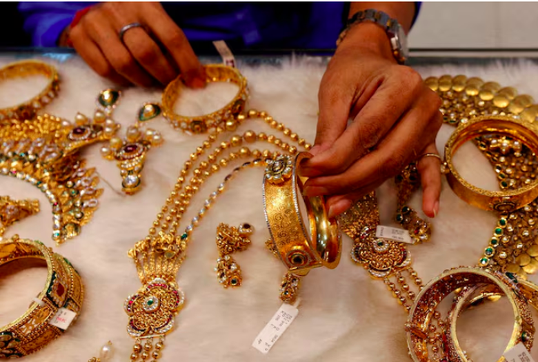 Người b&aacute;n v&agrave;ng tr&agrave;n ngập thị trường ch&acirc;u &Aacute;- Ảnh 1.