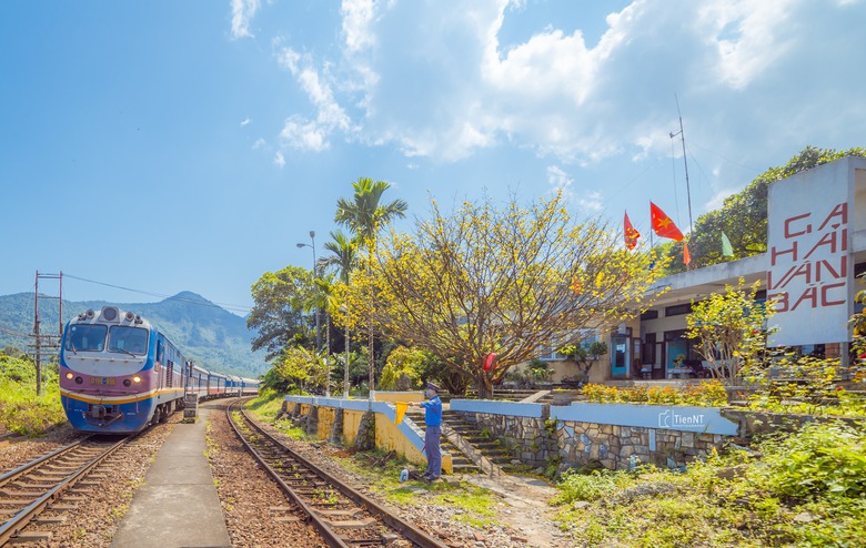 Từ 24/3, kh&aacute;ch du lịch h&egrave; c&oacute; thể mua v&eacute; t&agrave;u tuyến Bắc - Nam- Ảnh 1.