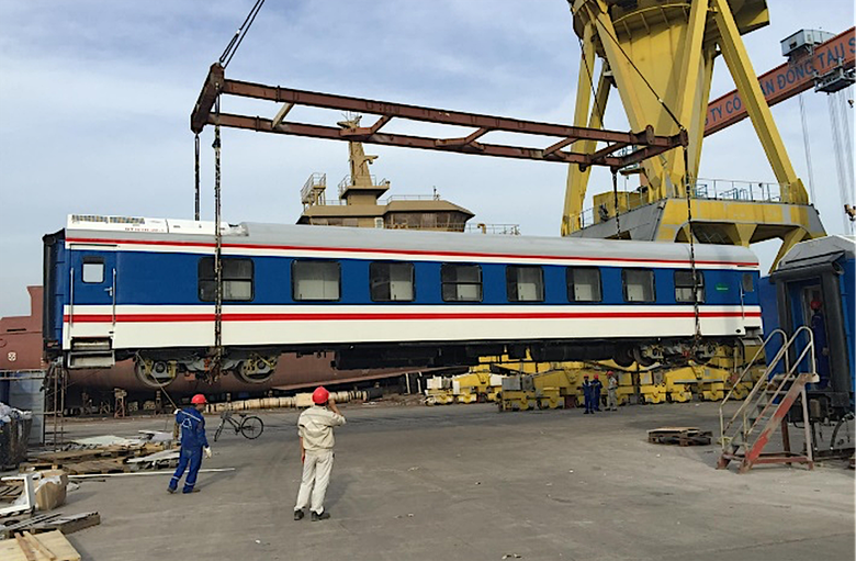 Nh&agrave; m&aacute;y t&agrave;u thủy nhập cuộc đ&oacute;ng t&agrave;u hỏa- Ảnh 1.