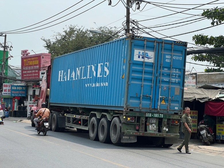 TP.HCM: T&agrave;i xế xe &ocirc;m c&ocirc;ng nghệ bị xe container c&aacute;n tử vong- Ảnh 2.
