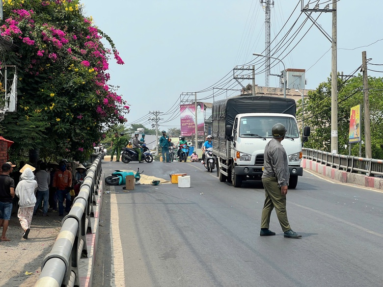 TP.HCM: T&agrave;i xế xe &ocirc;m c&ocirc;ng nghệ bị xe container c&aacute;n tử vong- Ảnh 1.