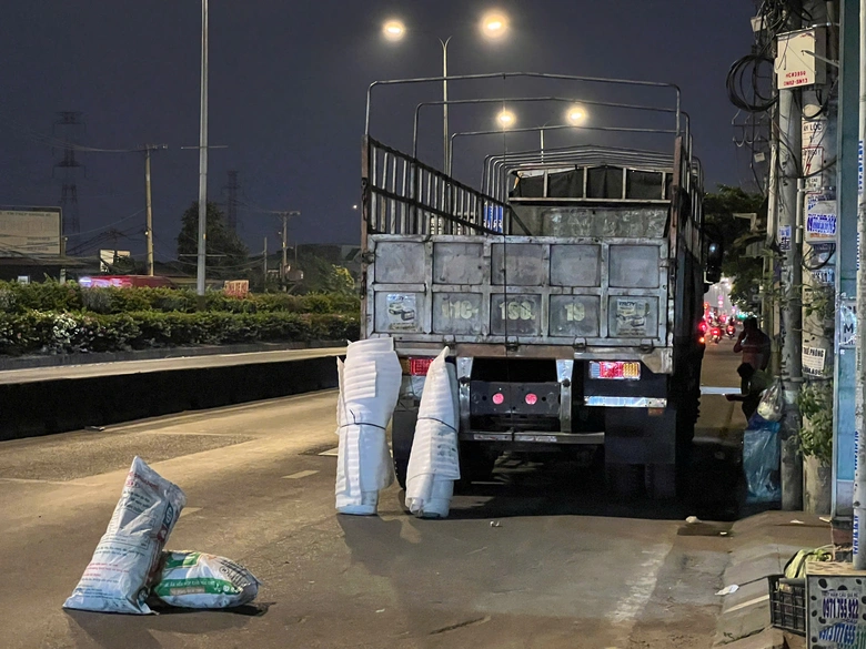 Nam thanh ni&ecirc;n đi xe m&aacute;y tử vong sau va chạm với xe tải ở TP.HCM- Ảnh 2.