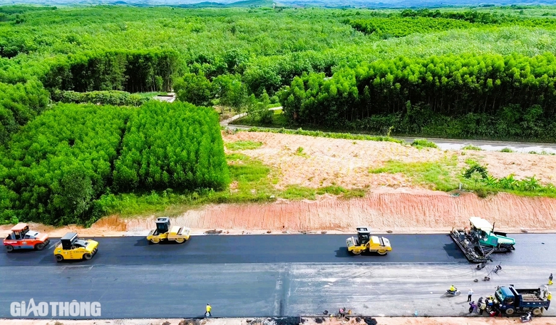 Tất bật lắp hộ lan cao tốc Vạn Ninh - Cam Lộ, nỗ lực th&ocirc;ng tuyến ng&agrave;y 30/6- Ảnh 1.